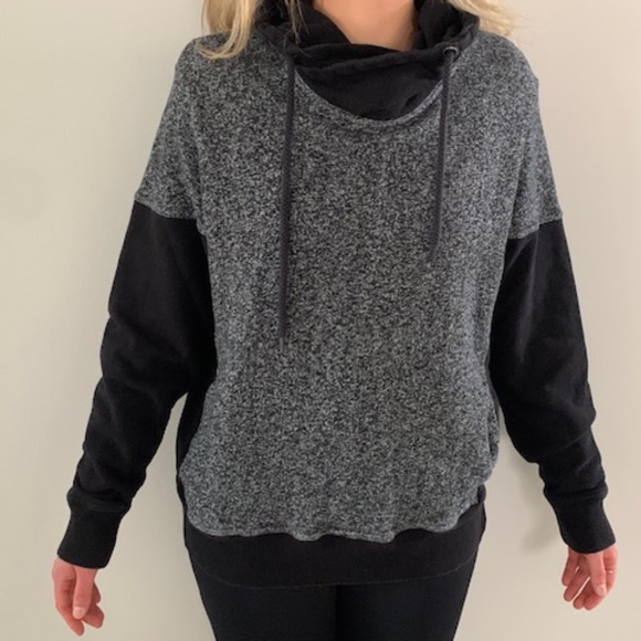 Guess Sweater - L - Like New - Picture 1 of 3